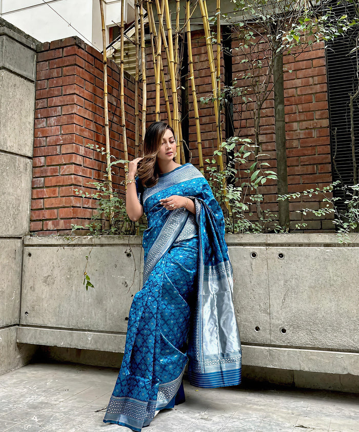 Graceful Blue Jacquard Saree – Premium Woven Design & Elegant Festive Style