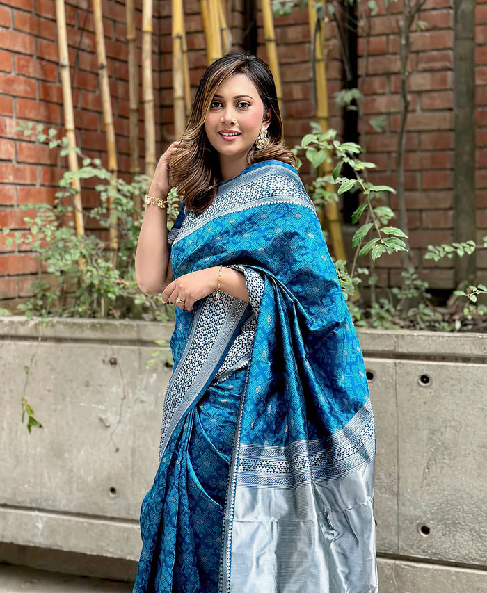 Graceful Blue Jacquard Saree – Premium Woven Design & Elegant Festive Style
