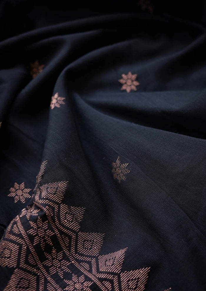 Elegant Black Jacquard Saree – Premium Woven Texture & Timeless Festive Style