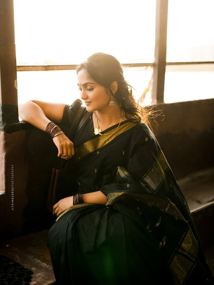 Black Jacquard Saree – Timeless Elegance with Luxurious Woven Detail