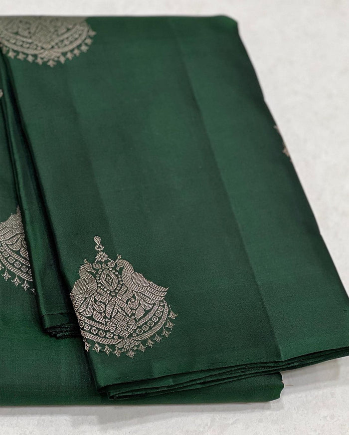 Graceful Mahendi Green Jacquard Saree – Elegant Traditional Indian Wear for Women