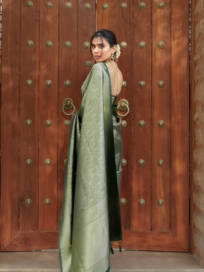 Green Jacquard Saree – Elegant Heritage Weave with Timeless Appeal