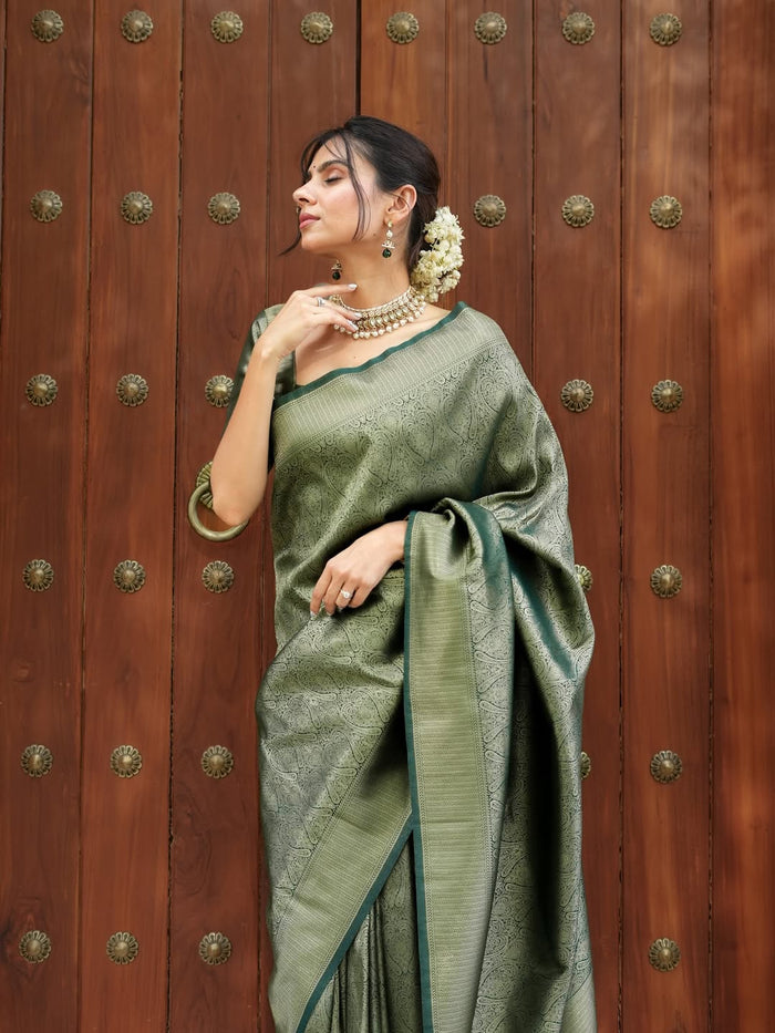 Green Jacquard Saree – Elegant Heritage Weave with Timeless Appeal