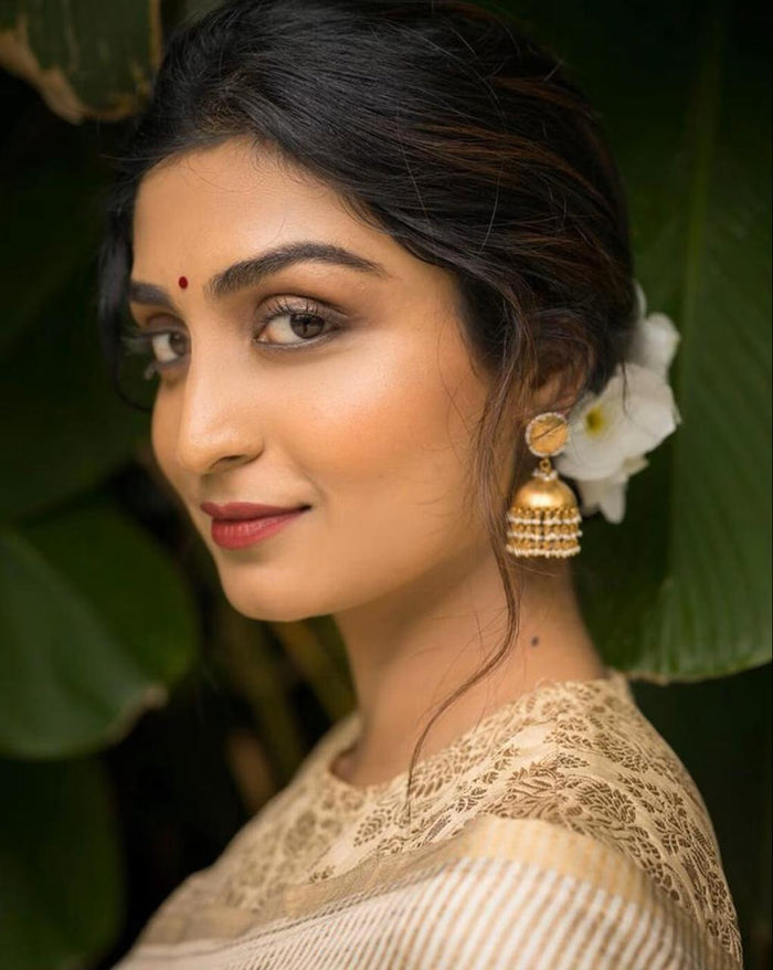 Elegant Off-White Jacquard Saree – Timeless Style with Rich Woven Detailing