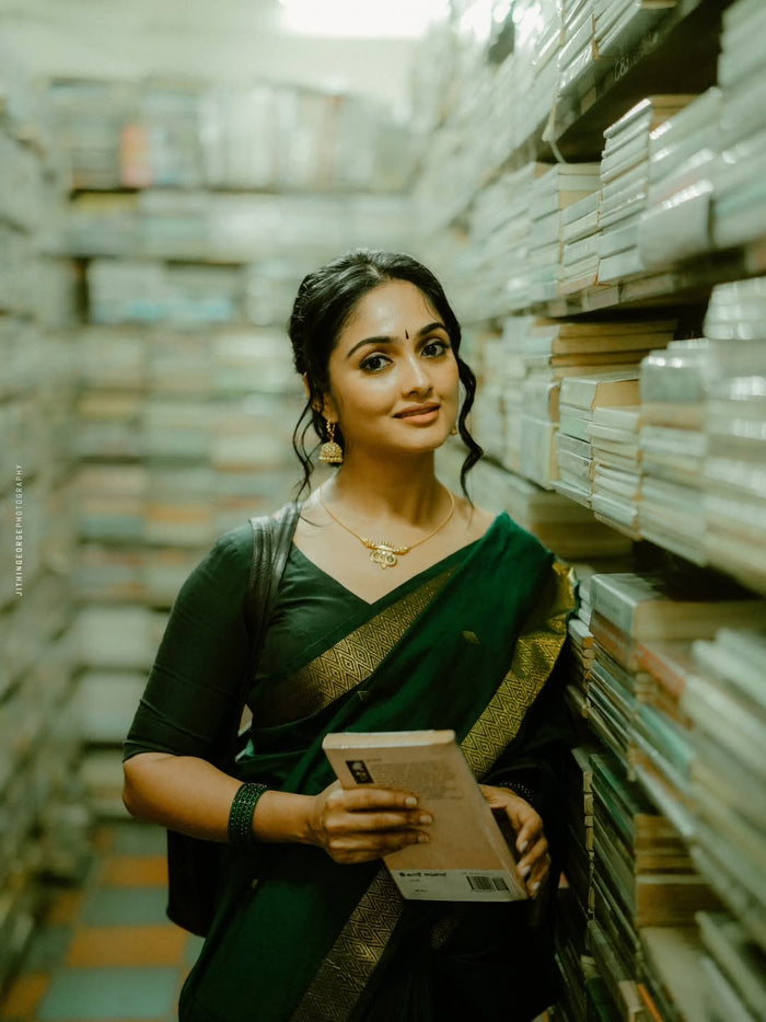 Green Jacquard Saree – Graceful Traditional Charm with Rich Woven Texture
