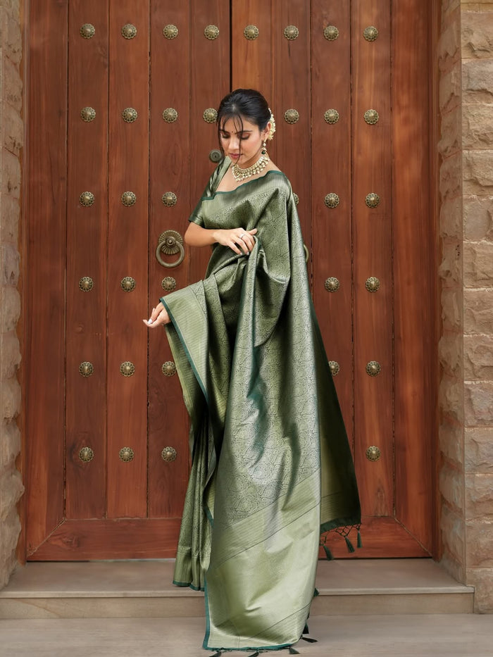 Green Jacquard Saree – Elegant Heritage Weave with Timeless Appeal