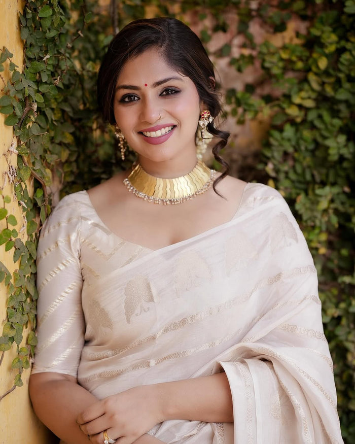 Elegant Off-White Jacquard Saree with Classic Woven Detailing