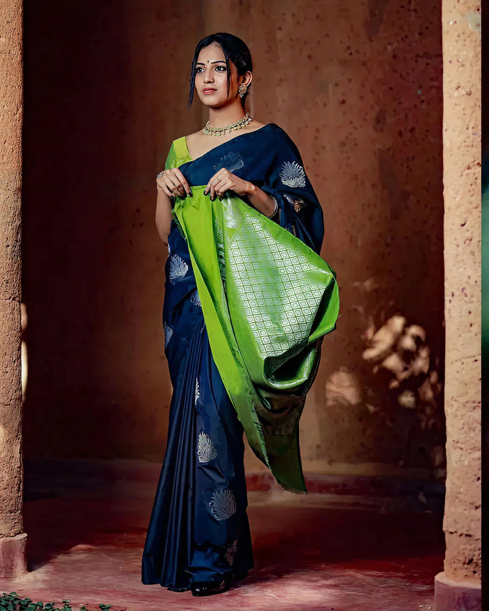 Majestic Dark Blue Jacquard Saree for Weddings, Festivals & Elegant Evenings