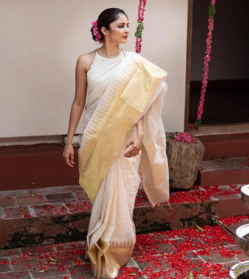 Pure White Jacquard Saree – Elegant Woven Texture & Timeless Festive Wear