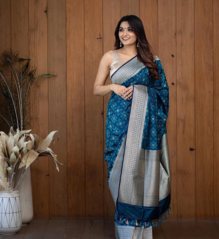 Graceful Blue Jacquard Saree – Premium Woven Design & Elegant Festive Style