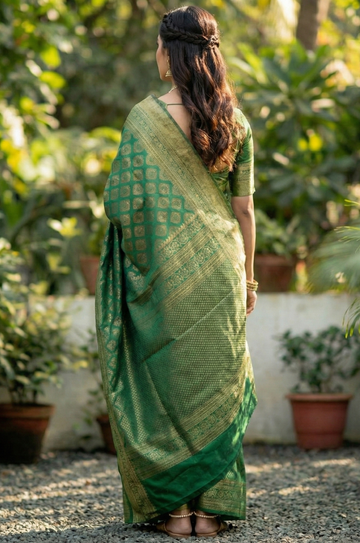 Mahendi Green Jacquard Saree – Premium Woven Texture & Traditional Festive Charm