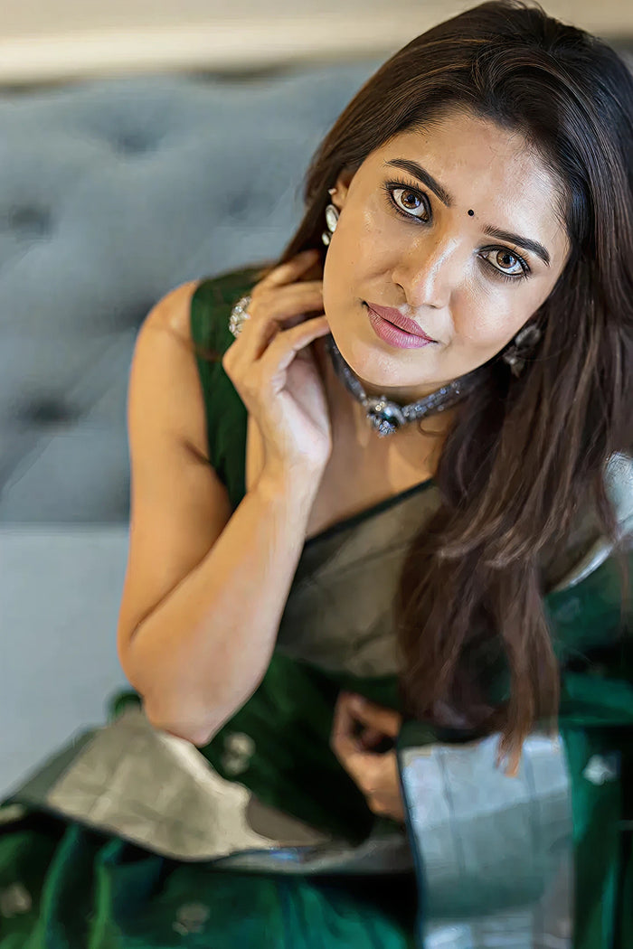 Mahendi Green Jacquard Saree – Rich Woven Fabric & Elegant Festive Drape