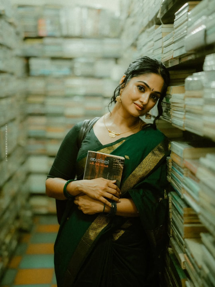 Green Jacquard Saree – Graceful Traditional Charm with Rich Woven Texture