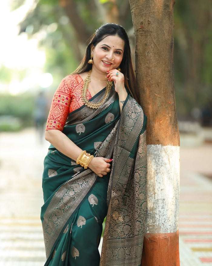 Elegant Green Jacquard Saree for Festive & Traditional Wear