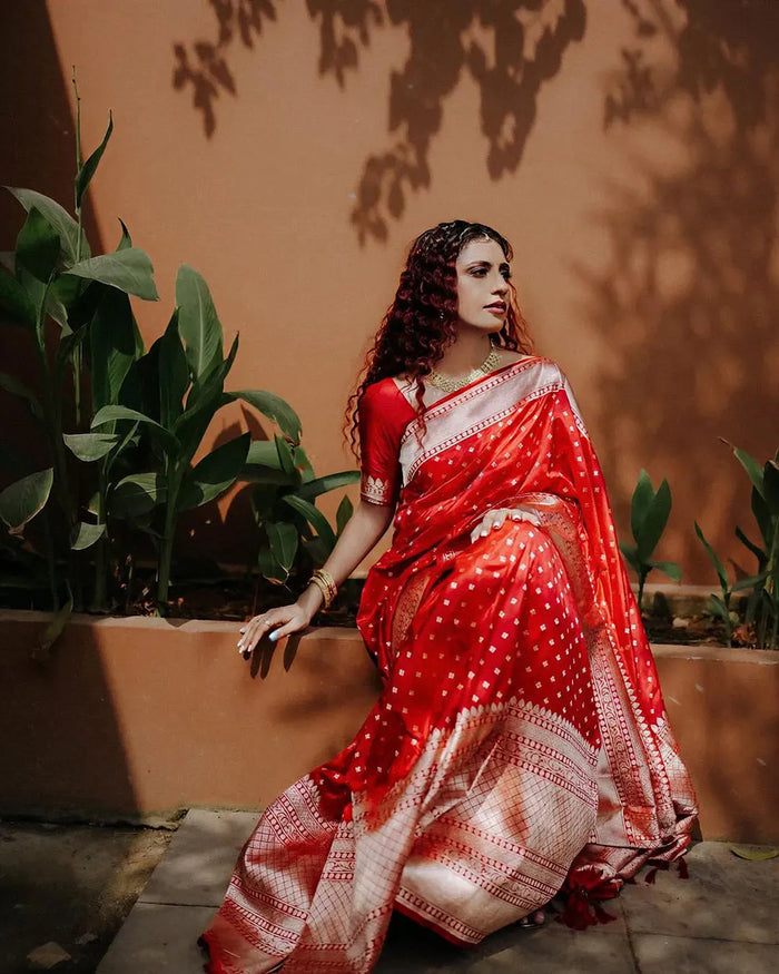 Vibrant Red Jacquard Saree – Luxurious Woven Texture & Festive Elegance