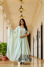 Pista Chinon Embroidered Suit Set