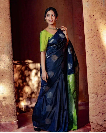 Majestic Dark Blue Jacquard Saree for Weddings, Festivals & Elegant Evenings