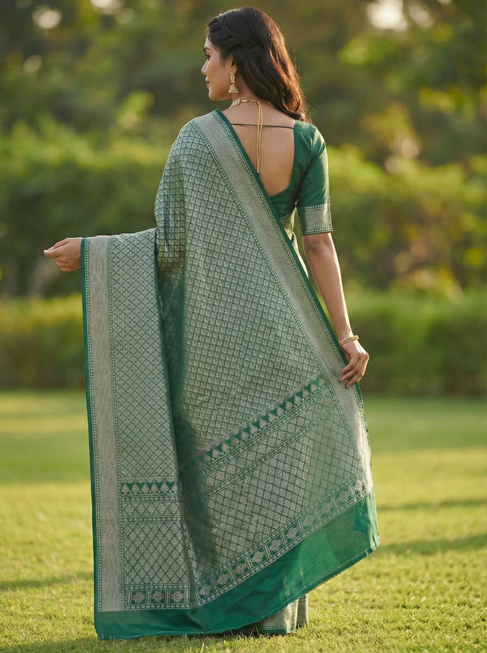 Green Jacquard Saree – Rich Traditional Weave & Festive Elegance