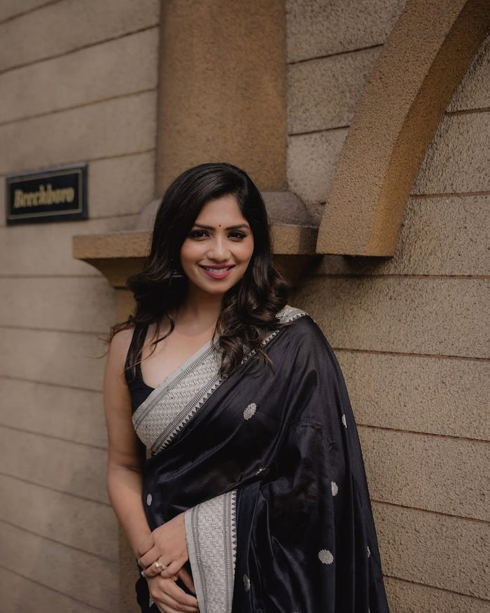 Elegant Black Jacquard Saree – Premium Festive & Party Wear