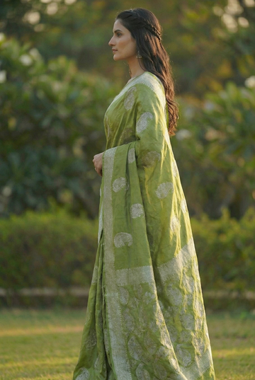 Elegant Mahendi Green Jacquard Saree – Premium Traditional Indian Wear for Women