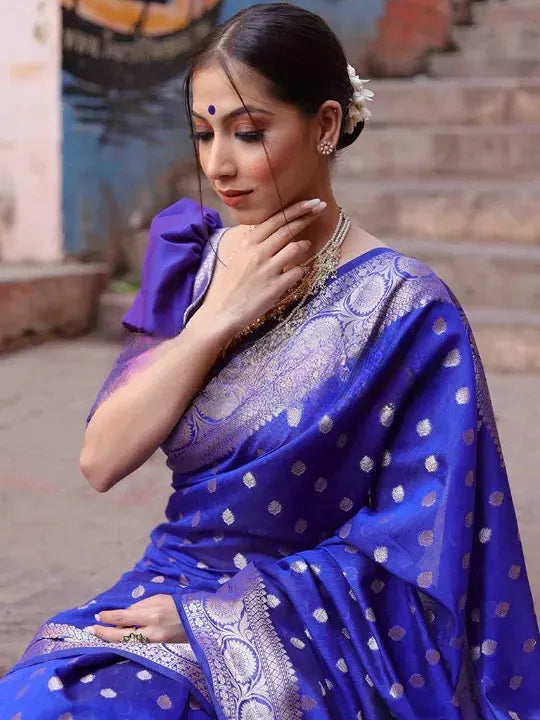 Blue Jacquard Saree – Soft Woven Texture & Elegant Festive Drape