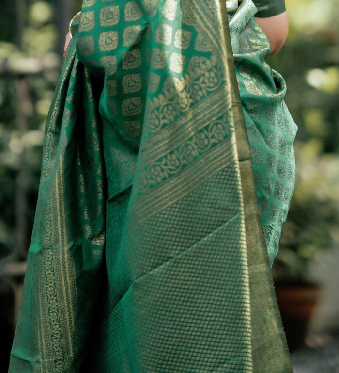 Mahendi Green Jacquard Saree – Premium Woven Texture & Traditional Festive Charm