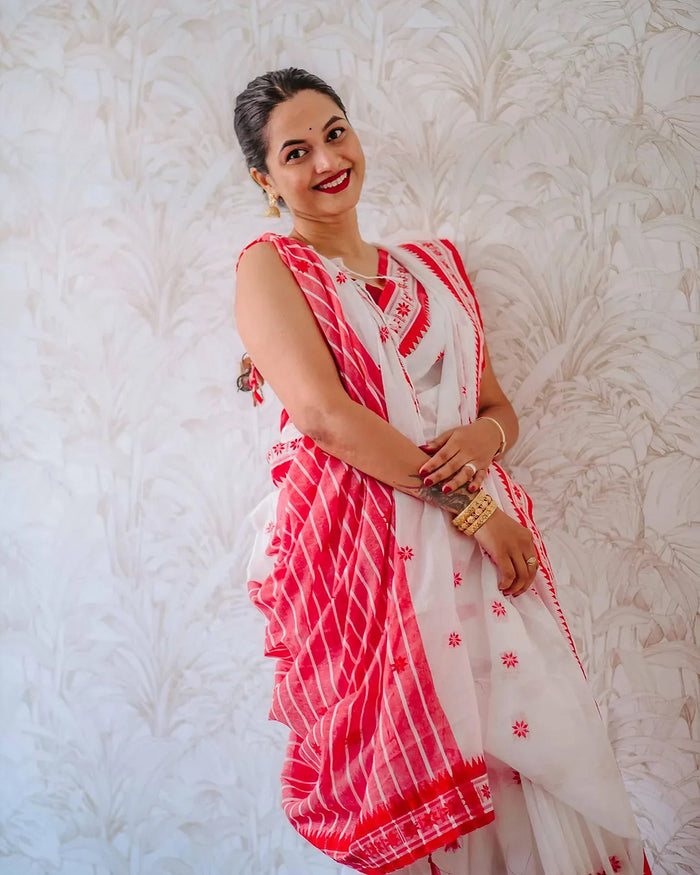Elegant White Jacquard Saree – Premium Woven Texture & Timeless Style