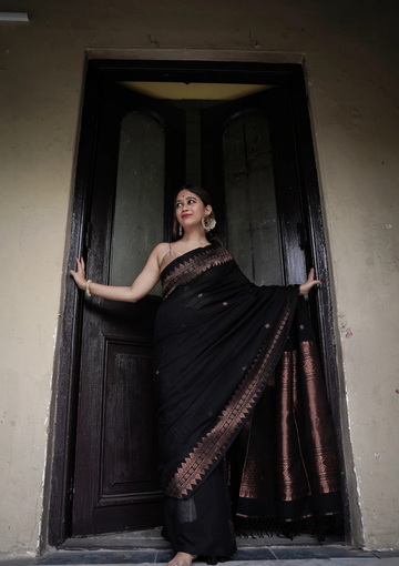 Elegant Black Jacquard Saree – Premium Woven Texture & Timeless Festive Style