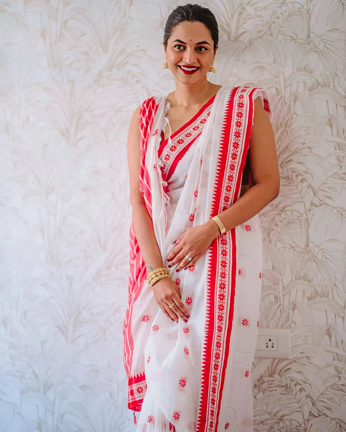 Elegant White Jacquard Saree – Premium Woven Texture & Timeless Style