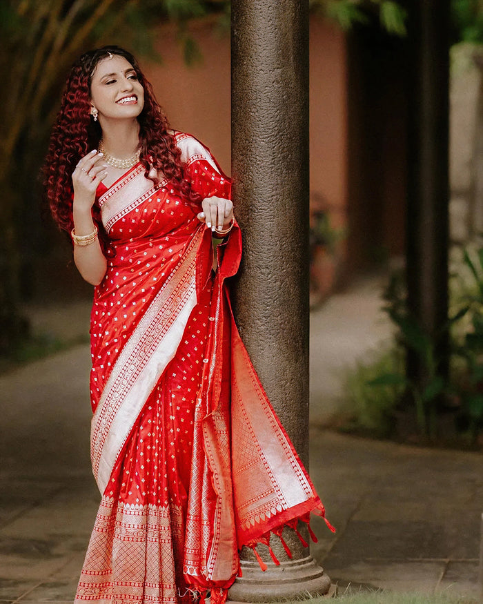 Vibrant Red Jacquard Saree – Luxurious Woven Texture & Festive Elegance