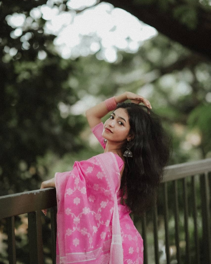 Elegant Pink Jacquard Saree – Premium Weave & Timeless Festive Style