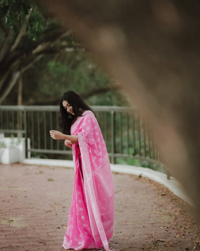 Elegant Pink Jacquard Saree – Premium Weave & Timeless Festive Style
