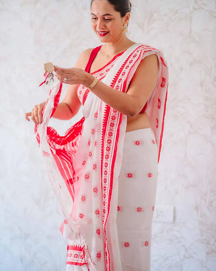 Elegant White Jacquard Saree – Premium Woven Texture & Timeless Style