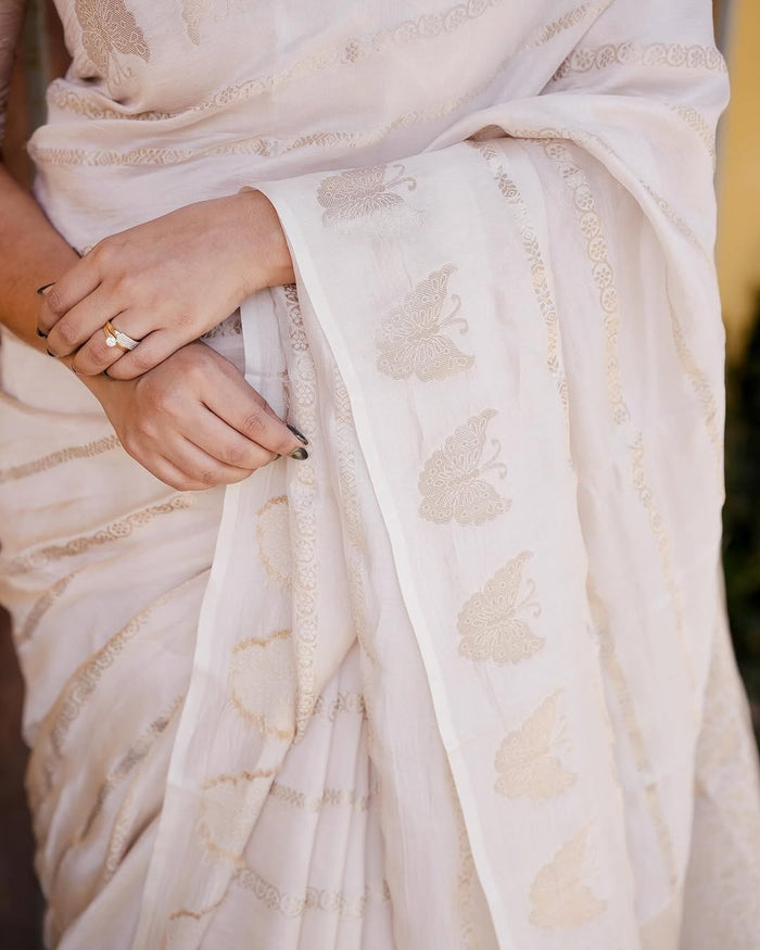 Elegant Off-White Jacquard Saree with Classic Woven Detailing