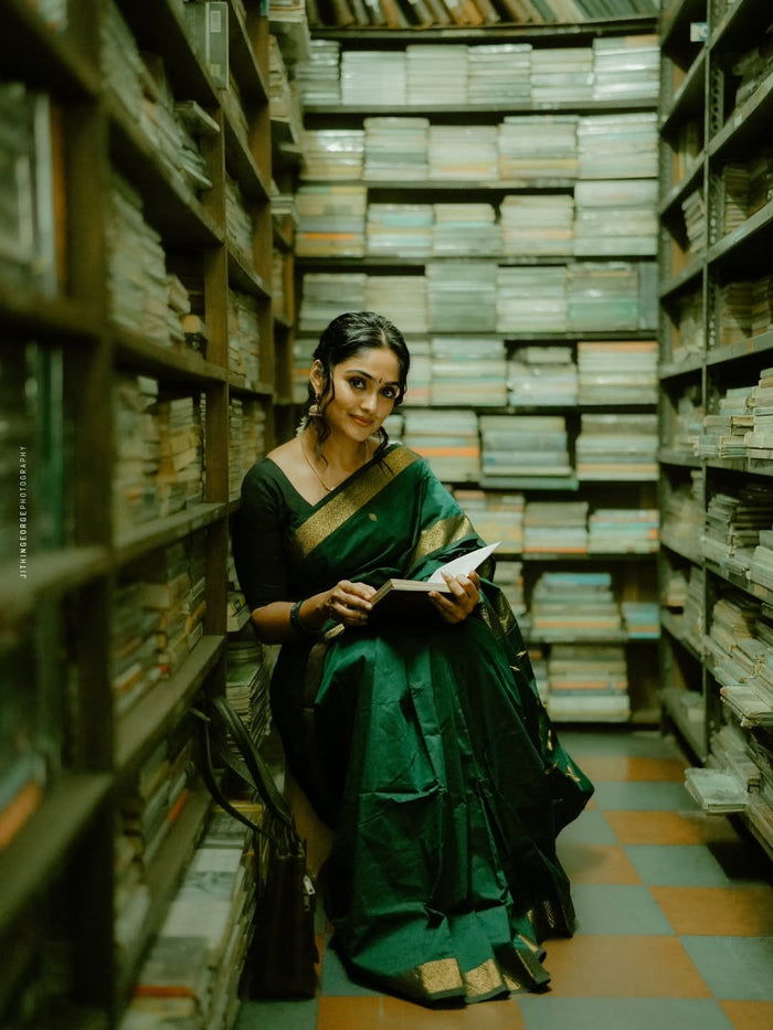 Green Jacquard Saree – Graceful Traditional Charm with Rich Woven Texture
