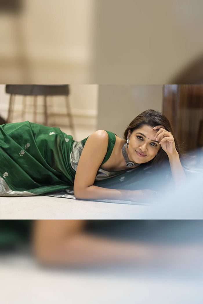Mahendi Green Jacquard Saree – Rich Woven Fabric & Elegant Festive Drape