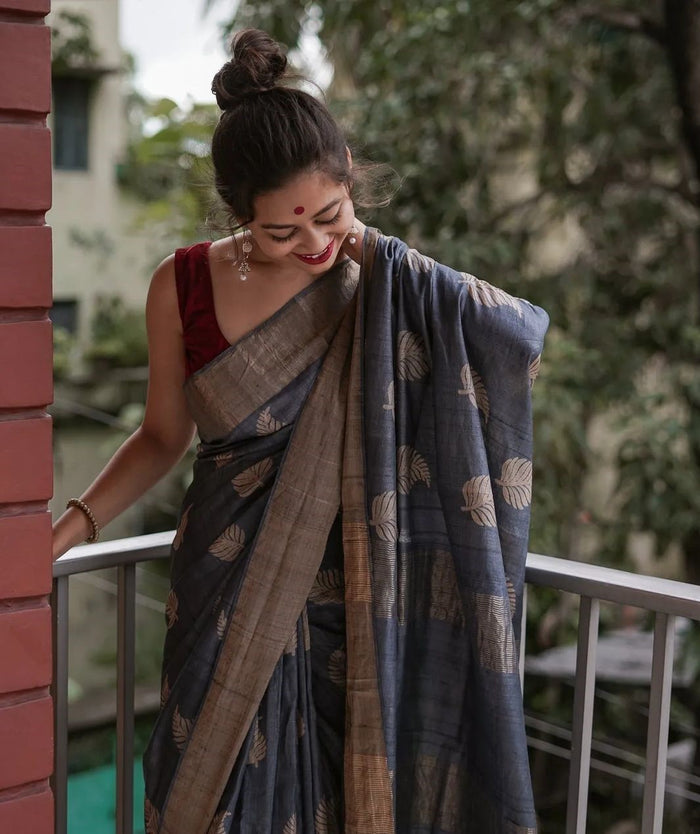 Graceful Grey Jacquard Saree – Elegant Festive & Everyday Ethnic Wear