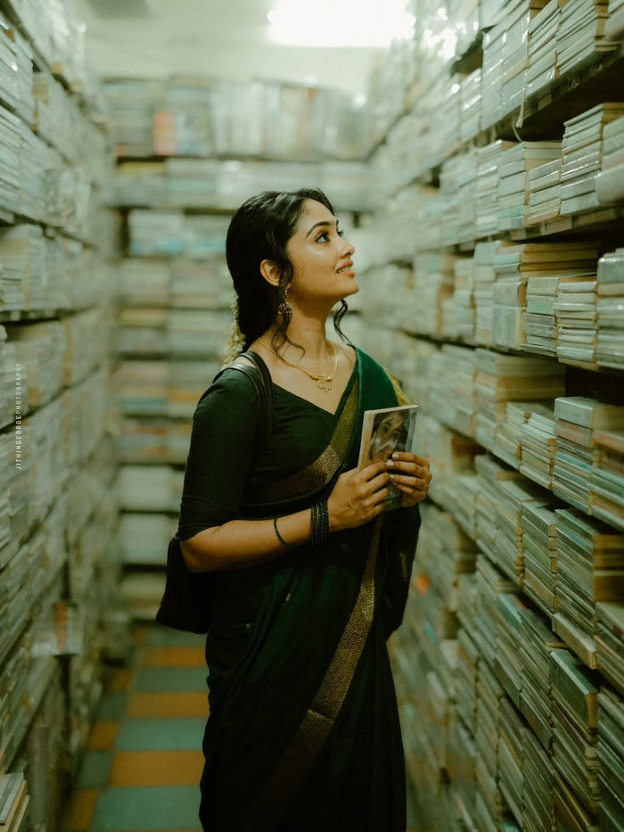 Green Jacquard Saree – Graceful Traditional Charm with Rich Woven Texture