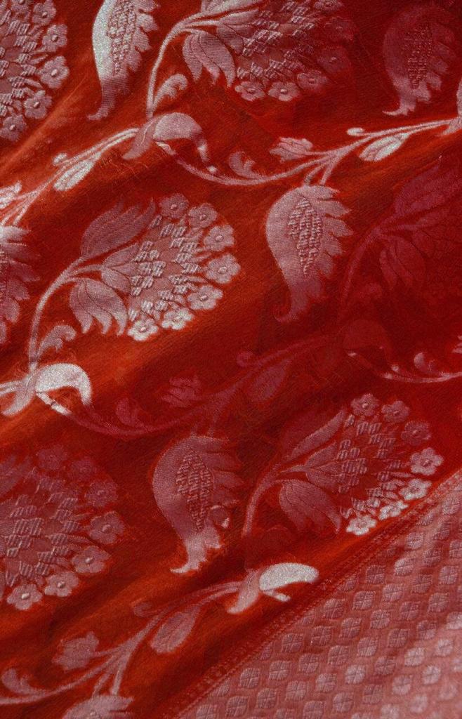 Radiant Red Jacquard Saree – Luxurious Weave & Festive Glow