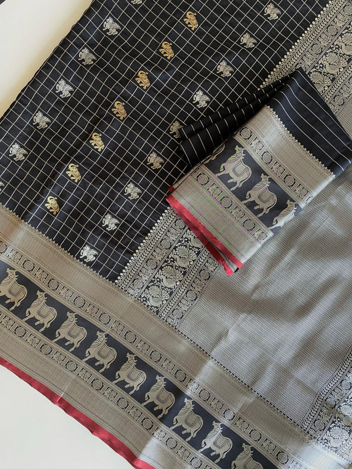 Black Jacquard Saree – Timeless Classic Saree with Elegant Woven Detailing