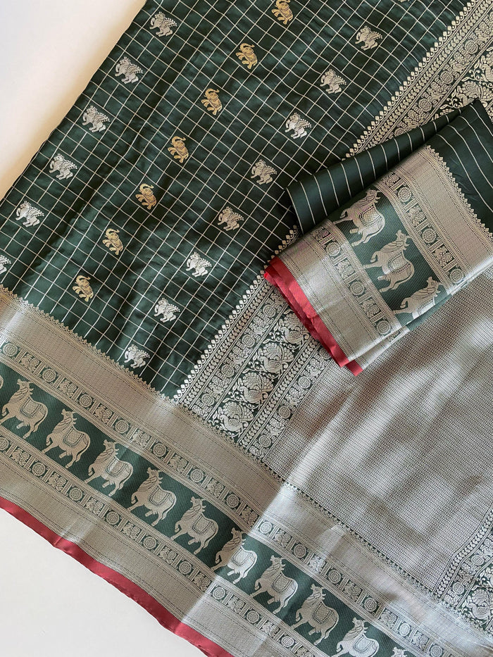Green Jacquard Saree – Premium Woven Traditional Saree for Festive & Wedding Wear
