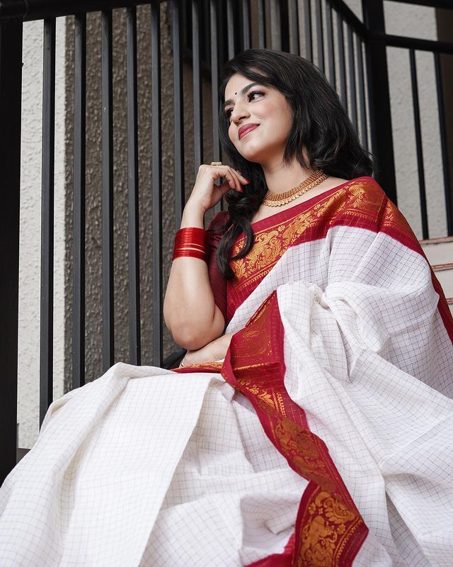 White And Red Checks Weaving Soft Silk Saree