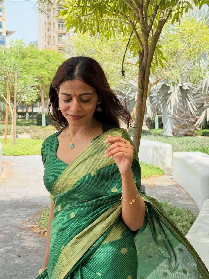 Emerald Green Jacquard Saree – Elegant Woven Saree for Festive & Wedding Wear