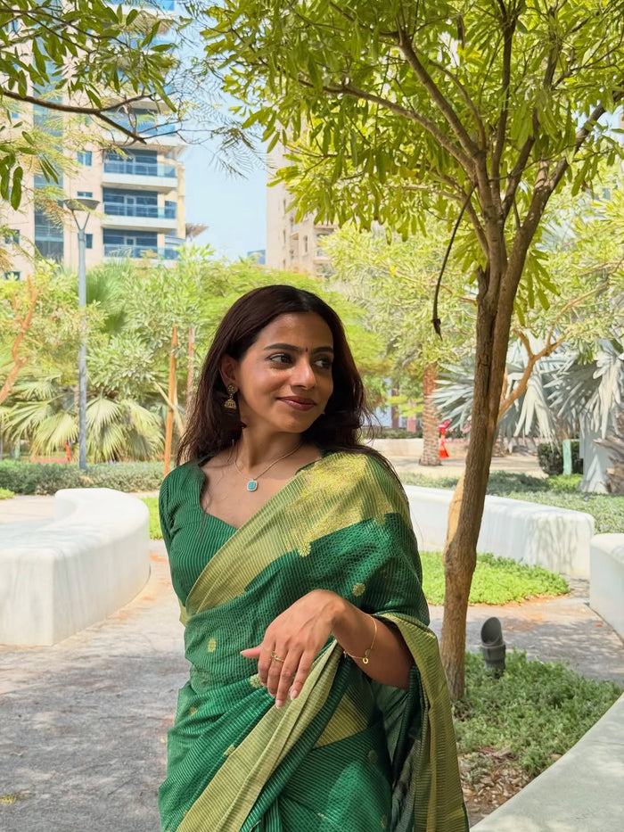 Emerald Green Jacquard Saree – Elegant Woven Saree for Festive & Wedding Wear