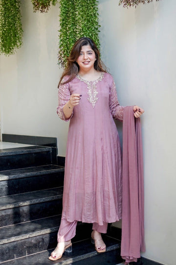 Mauve lavender Embroidered Kurta Pant & Dupatta Set