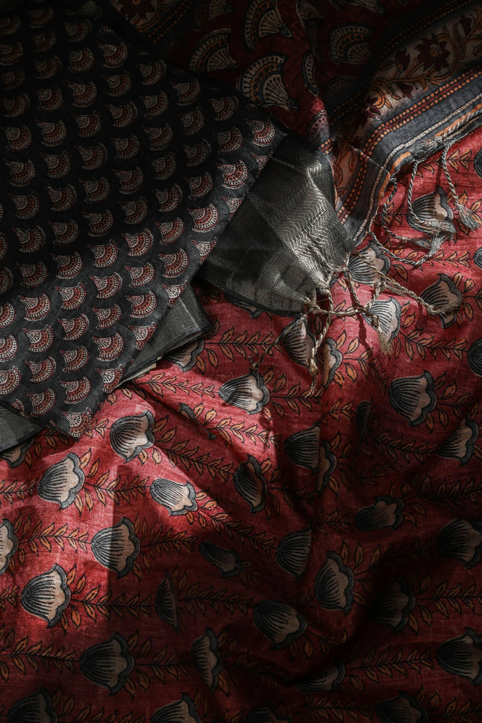 Captivating Red Colored Cotton Linen Designer Printed Saree