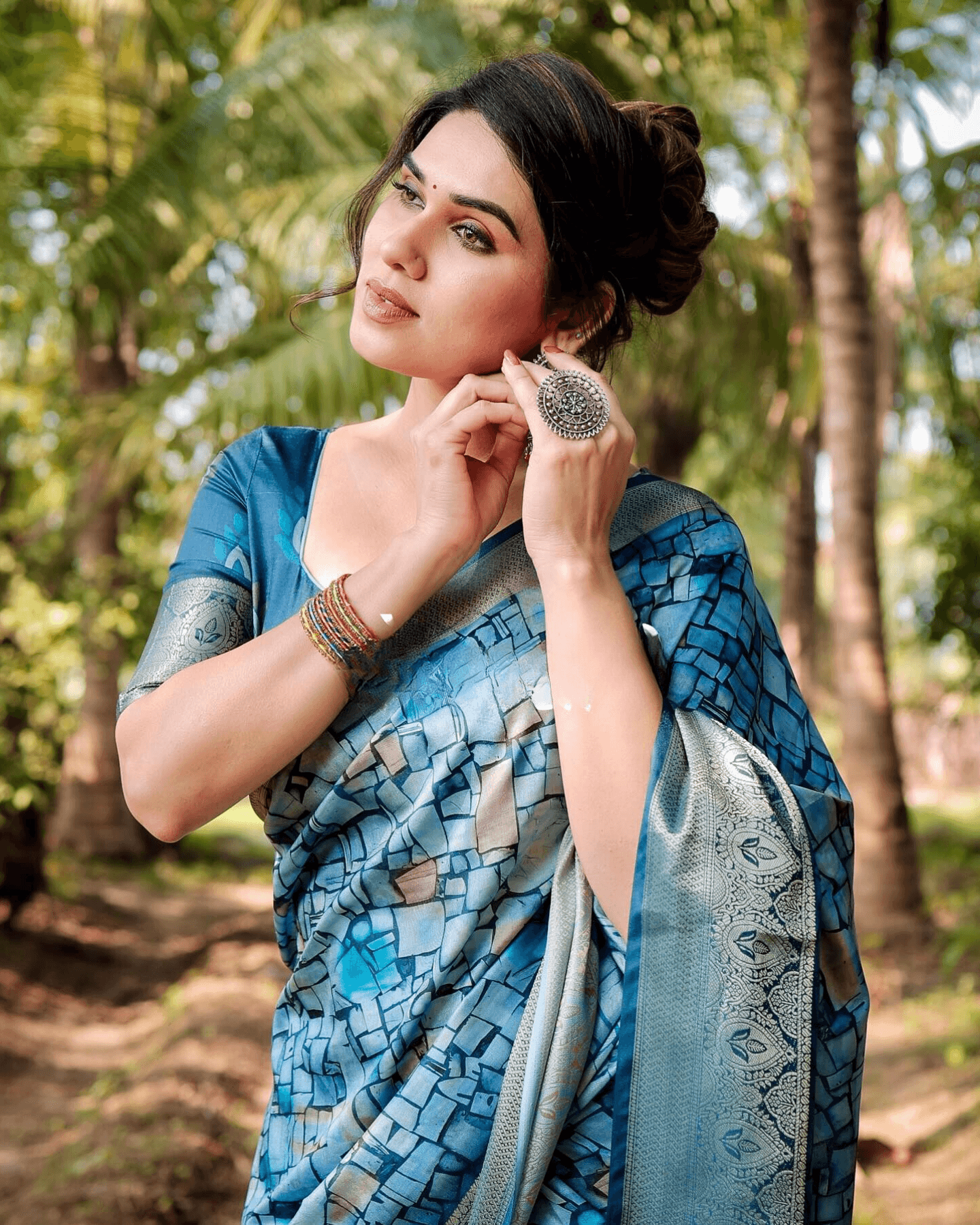 Dazzling Blue Colored Jacquard Silk Saree With Zari Border Blouse - Ibis Fab