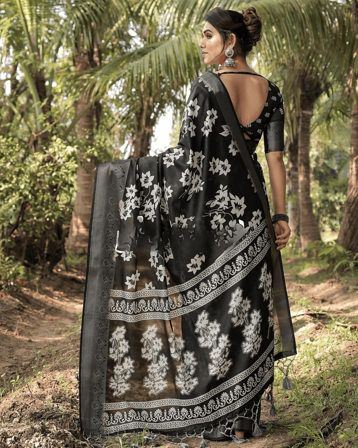 Demanding Black Colored Jacquard Silk Saree With Zari Border Blouse