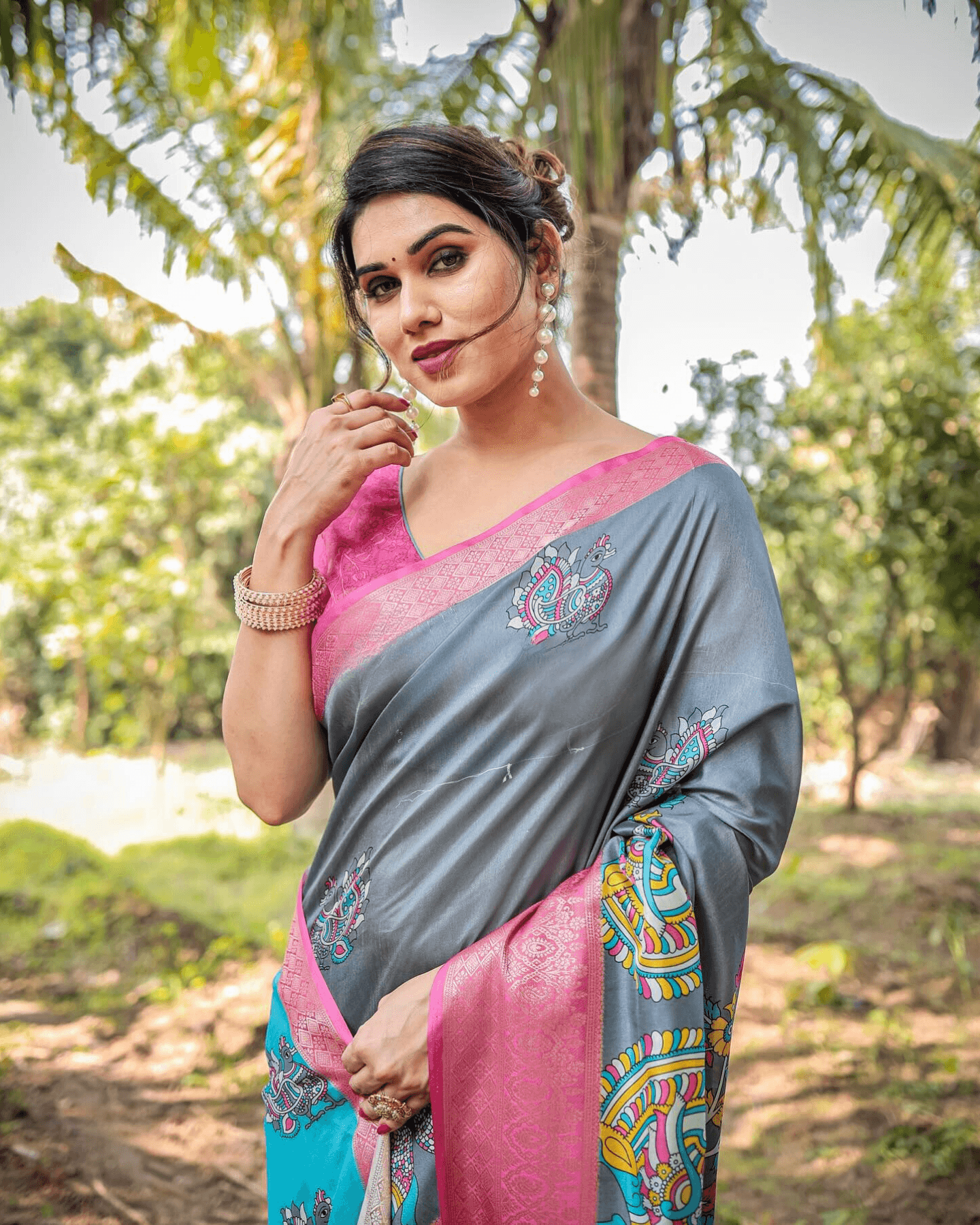 Flaunt Gray Colored Jacquard Silk Saree With Zari Border Blouse - Ibis Fab