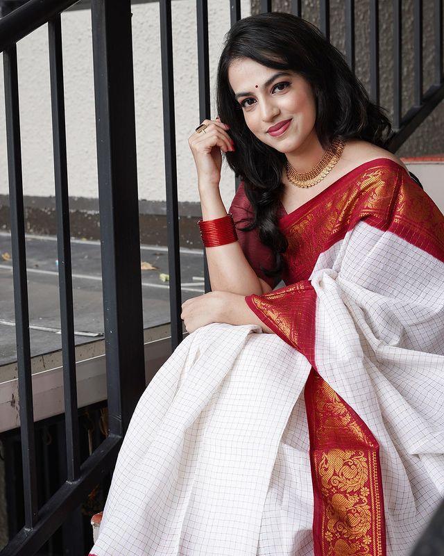 White And Red Checks Weaving Soft Silk Saree